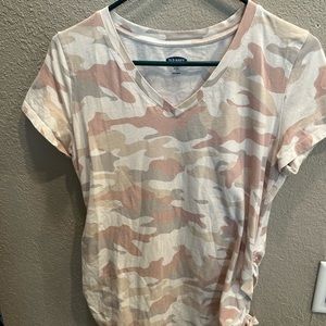 Old Navy Maternity Fitted Camo V Neck Tee, size Large